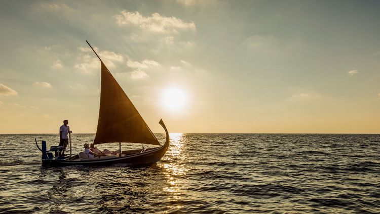 COMO Maalifushi - Segeln in den Sonnenunterga