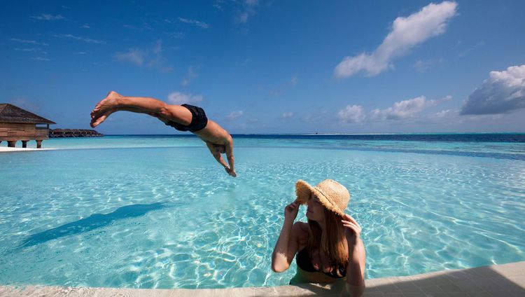 Hurawalhi Island Resort -  Infinity Pool