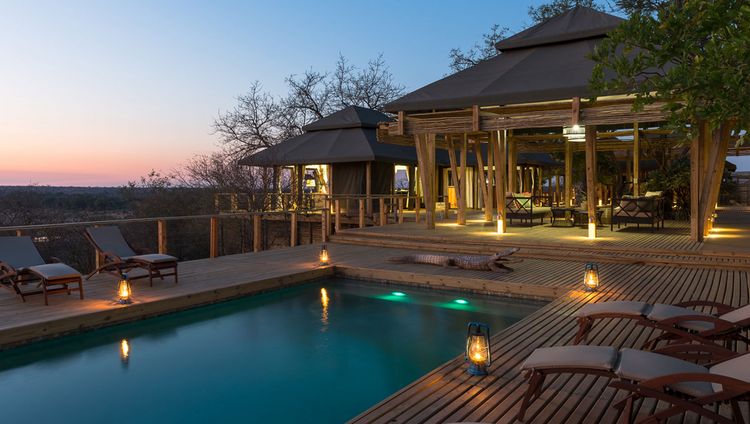 Simbavati Hilltop Lodge - Abends am Pool